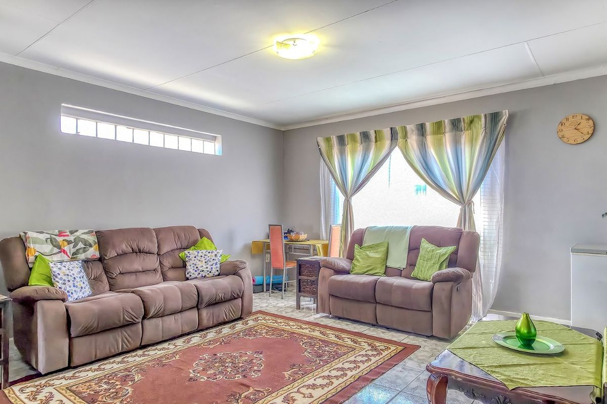 Townhouse For Sale in Lindhaven - Photo 2