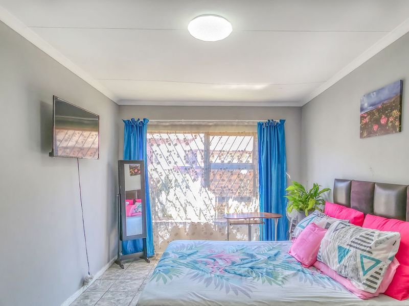 Townhouse For Sale in Lindhaven - Photo 9