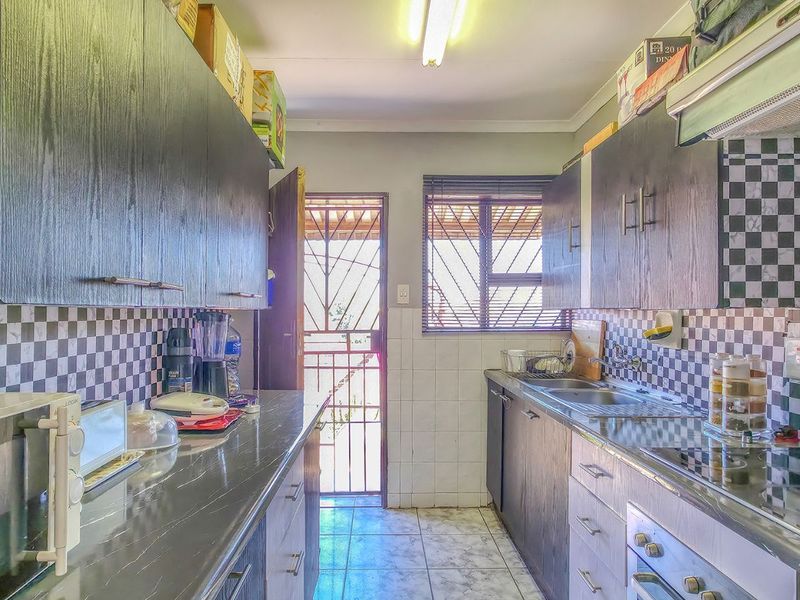 Townhouse For Sale in Lindhaven - Photo 6