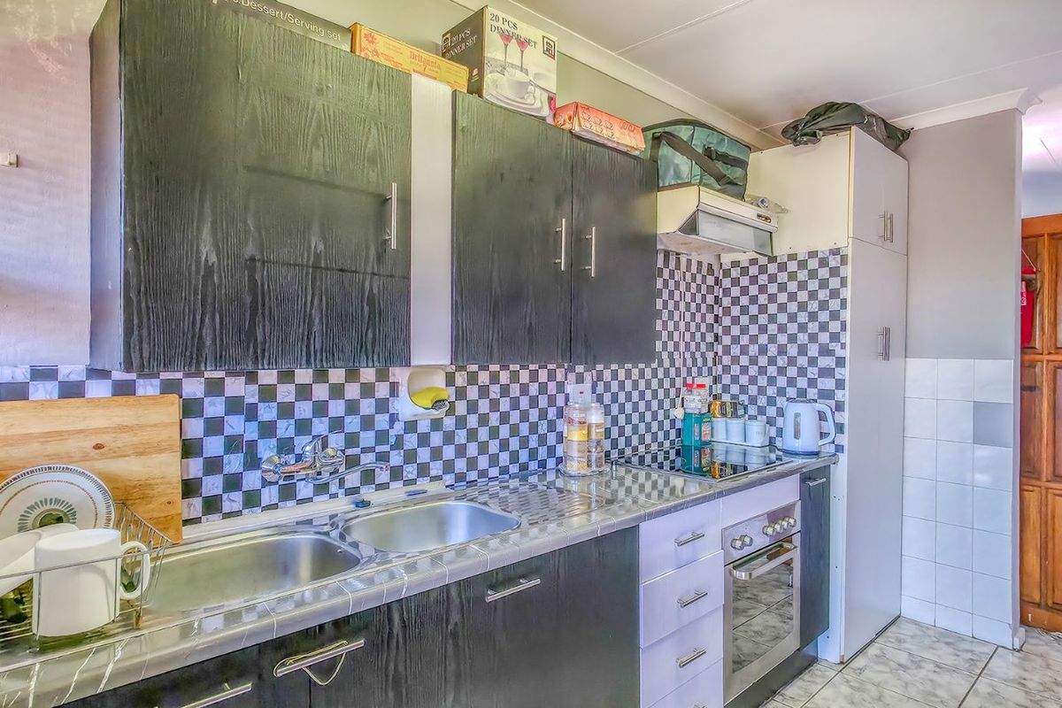 Townhouse For Sale in Lindhaven - Photo 4