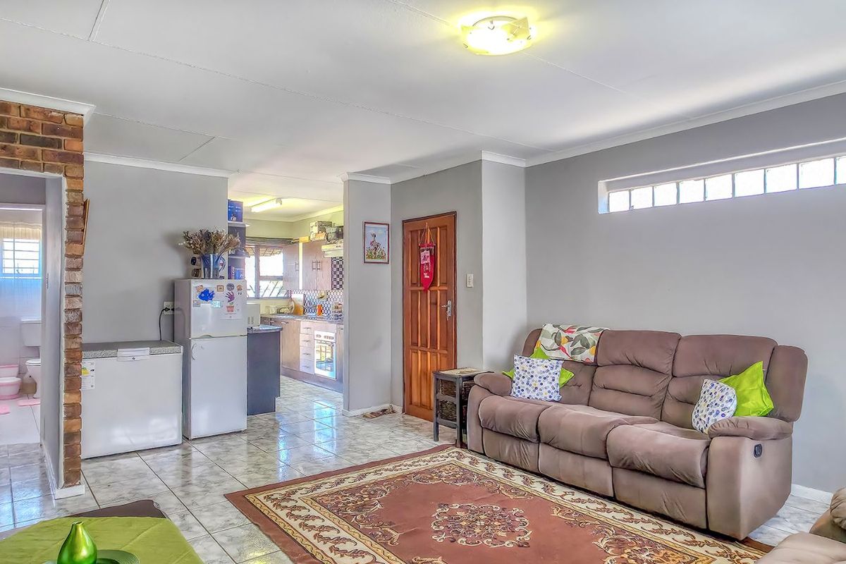 Townhouse For Sale in Lindhaven - Photo 3