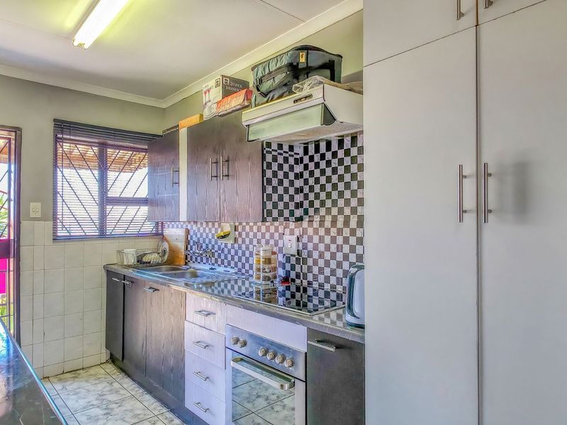 Townhouse For Sale in Lindhaven - Photo 5