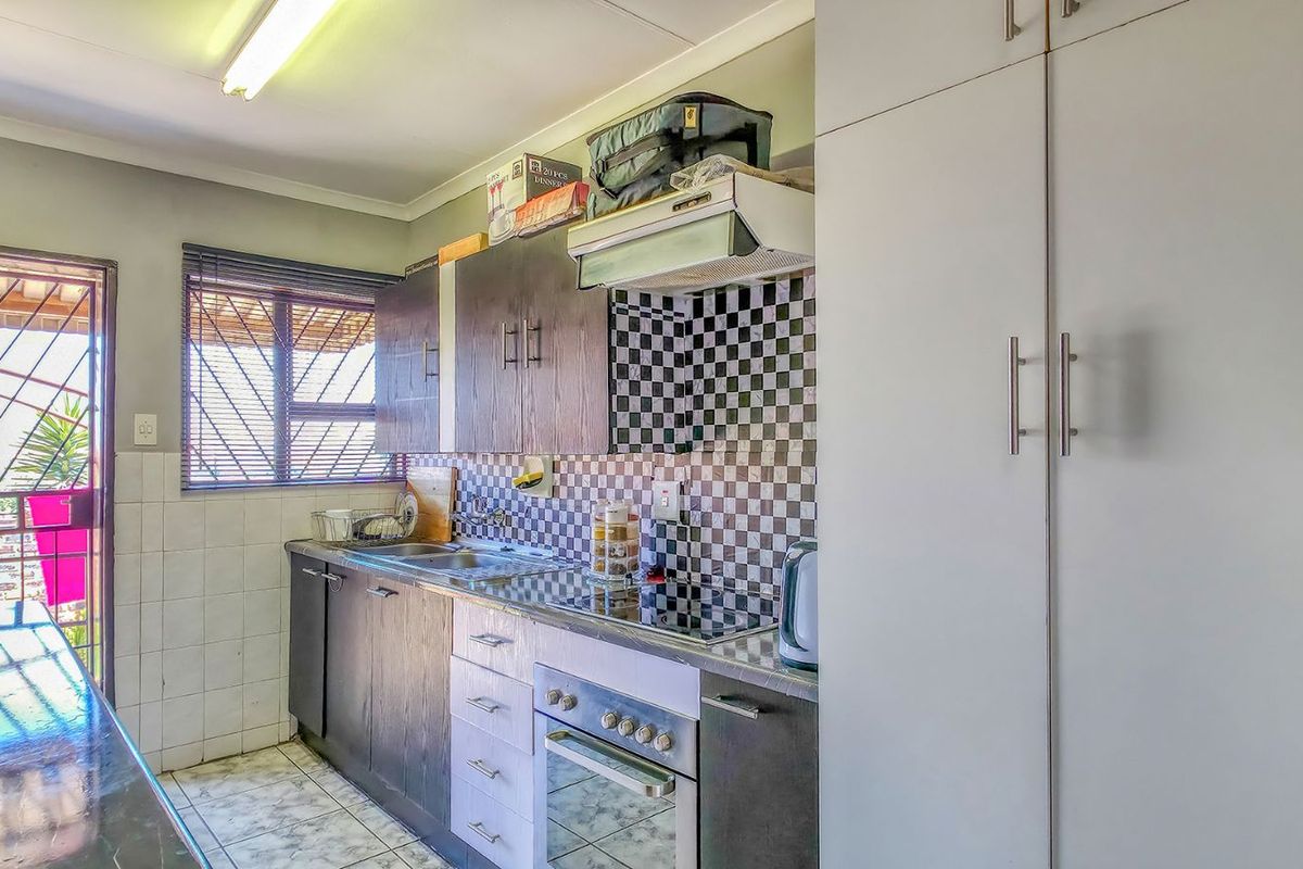 Townhouse For Sale in Lindhaven - Photo 5