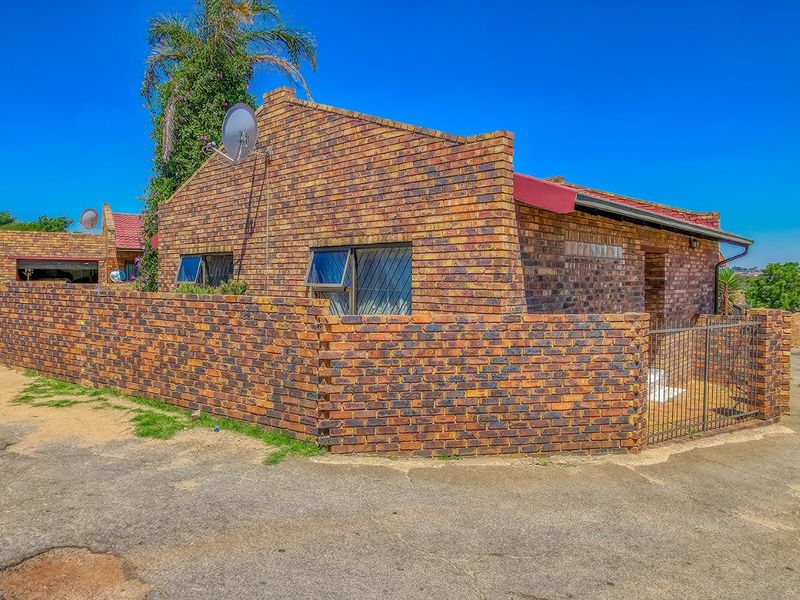 Townhouse For Sale in Lindhaven - Photo 1