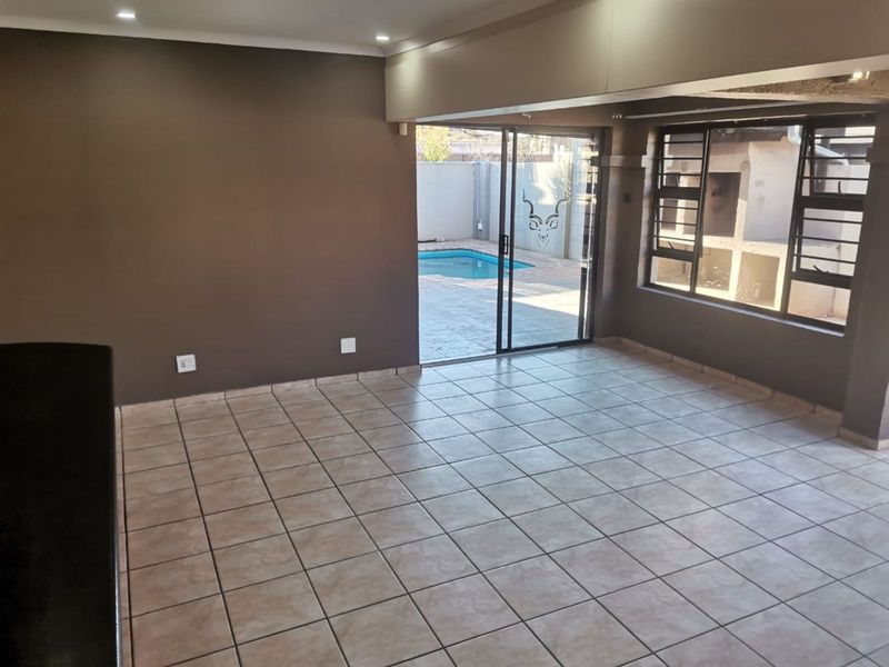 Townhouse For Sale in Kuruman Central - Photo 2