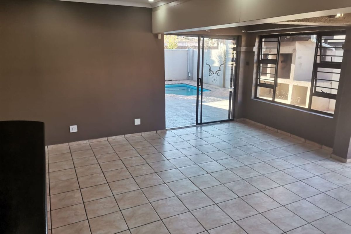Townhouse For Sale in Kuruman Central - Photo 2