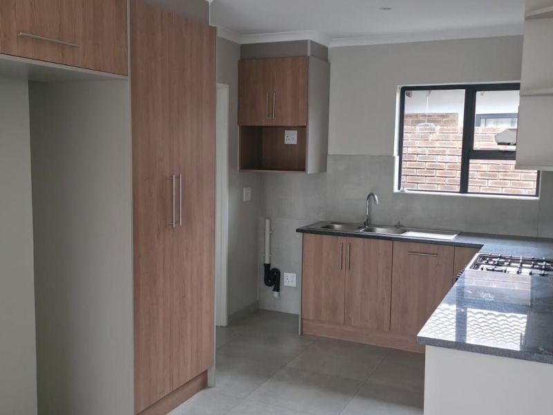 Townhouse To Rent in Secunda Central - Photo 2