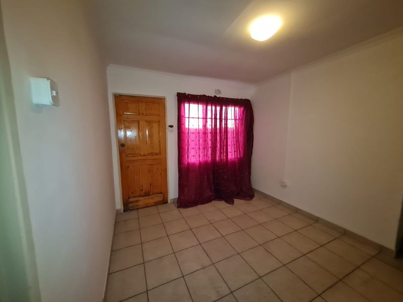 House For Sale in Floors - Photo 3