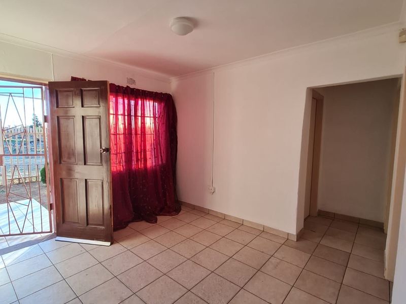 House For Sale in Floors - Photo 2