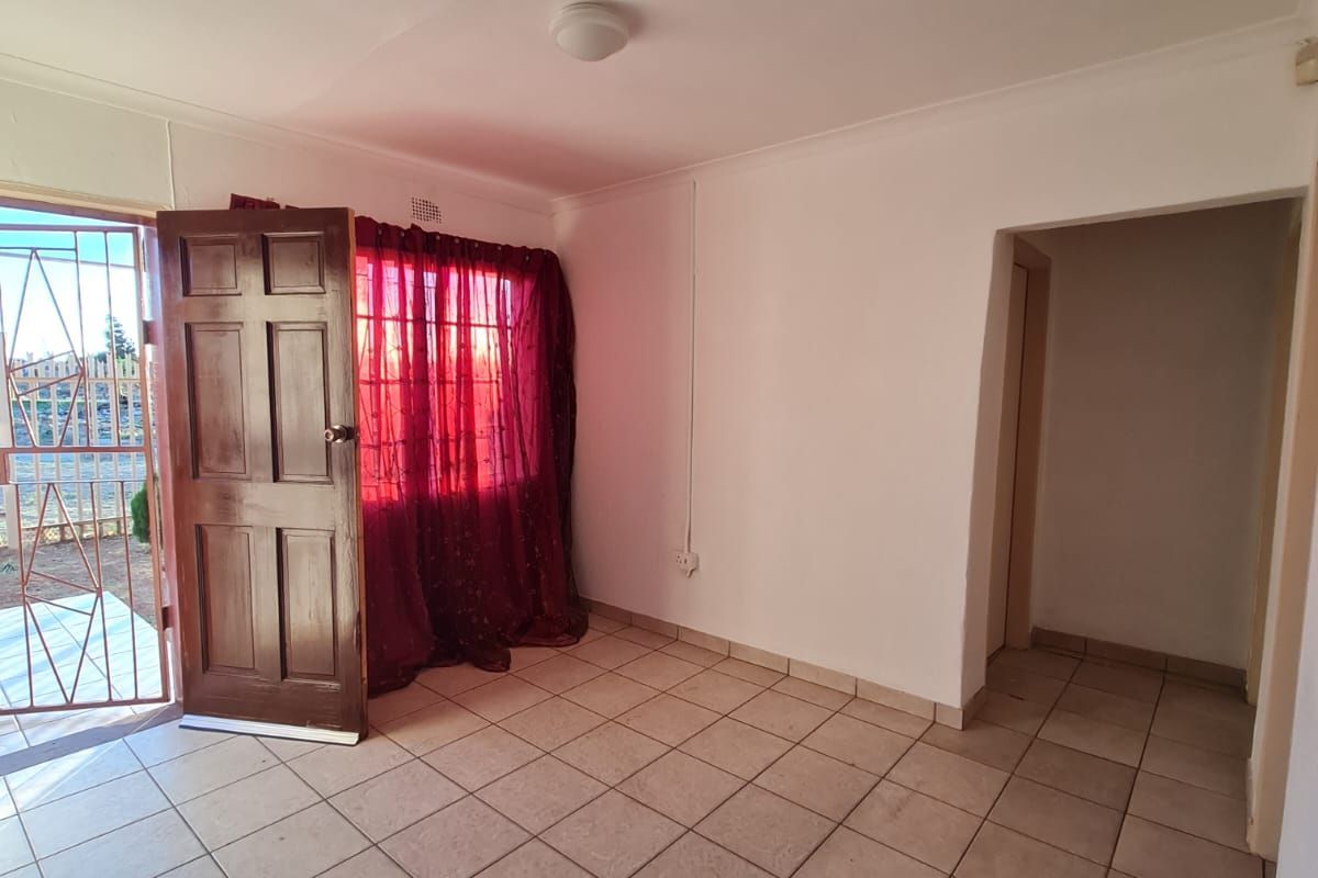 House For Sale in Floors - Photo 2