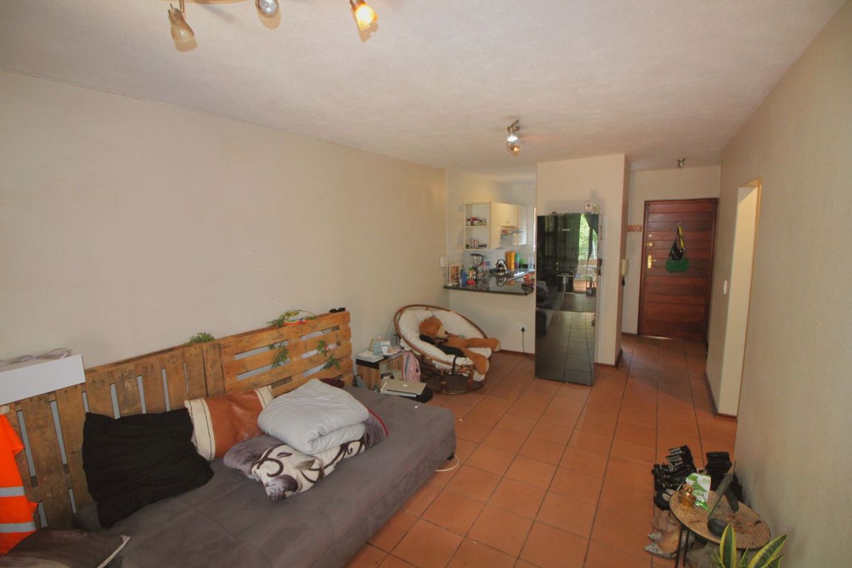 Townhouse For Sale in Robindale - Photo 4