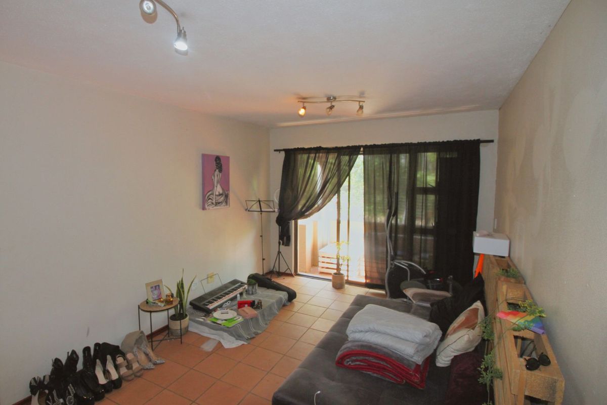 Townhouse For Sale in Robindale - Photo 5