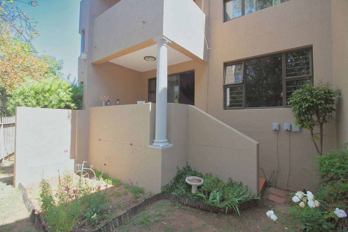 Townhouse For Sale in Robindale - Photo 3