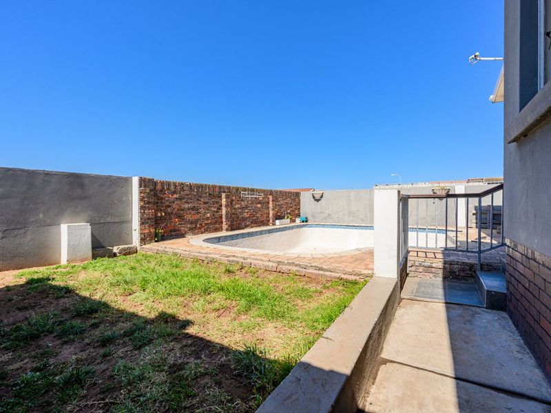 House For Sale in Korsten - Photo 2