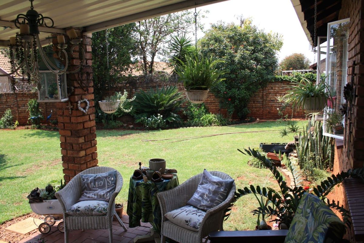 Townhouse For Sale in Doornpoort - Photo 2