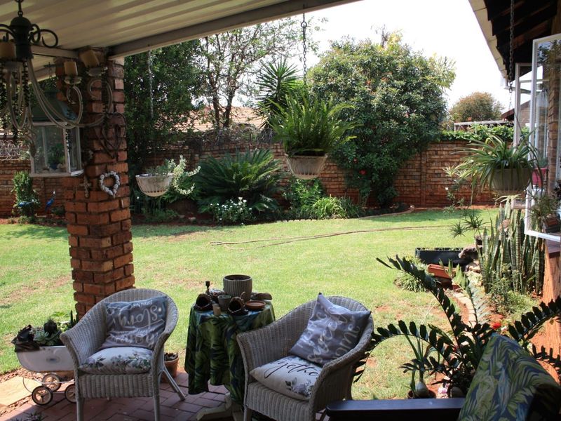 Townhouse For Sale in Doornpoort - Photo 2