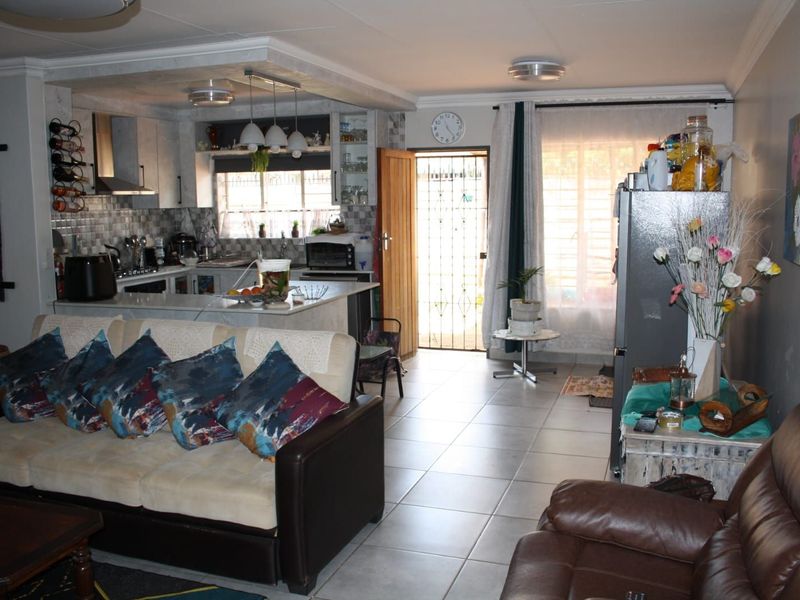 Townhouse For Sale in Doornpoort - Photo 10