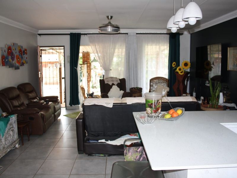 Townhouse For Sale in Doornpoort - Photo 8