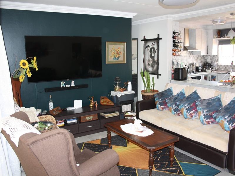 Townhouse For Sale in Doornpoort - Photo 5