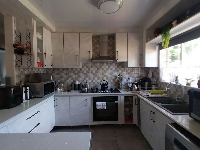 Townhouse For Sale in Doornpoort - Photo 7