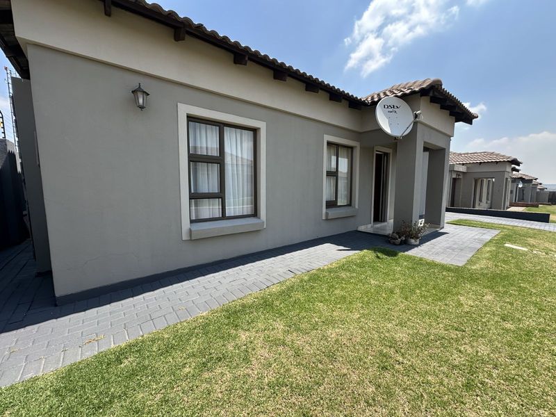 Townhouse For Sale in Terra Nova - Photo 2