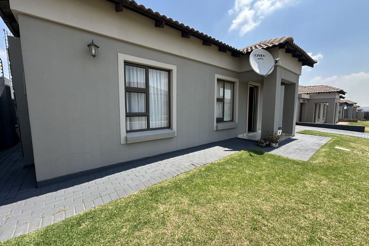 Townhouse For Sale in Terra Nova - Photo 2