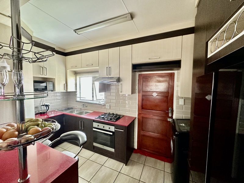 Townhouse For Sale in Terra Nova - Photo 3