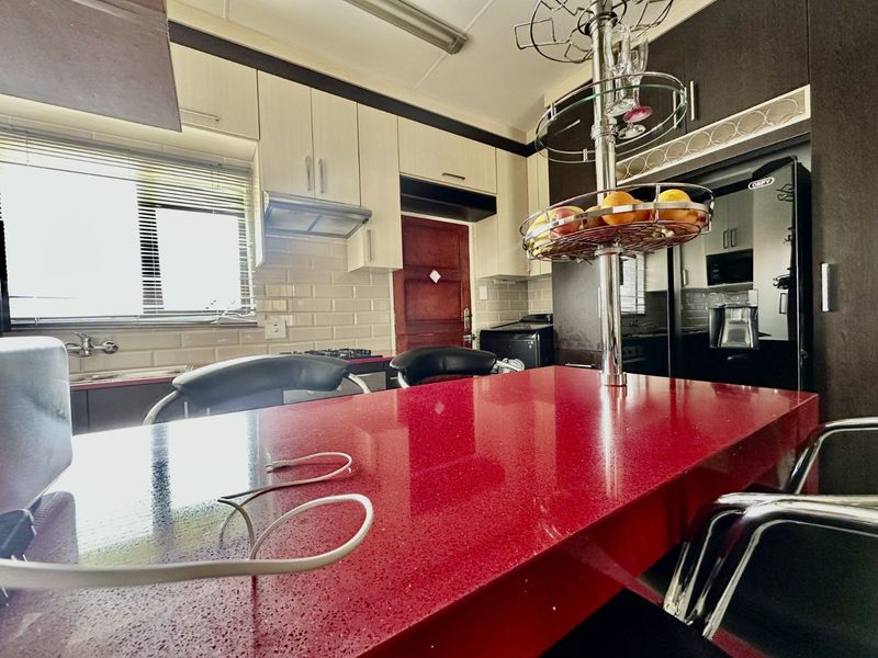 Townhouse For Sale in Terra Nova - Photo 4