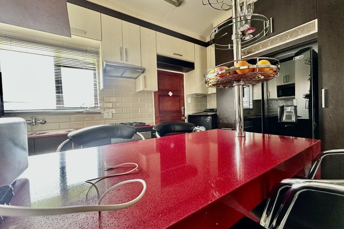 Townhouse For Sale in Terra Nova - Photo 4