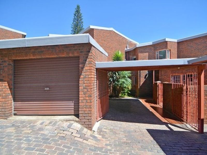 Townhouse For Sale in Constantia Kloof - Photo 2
