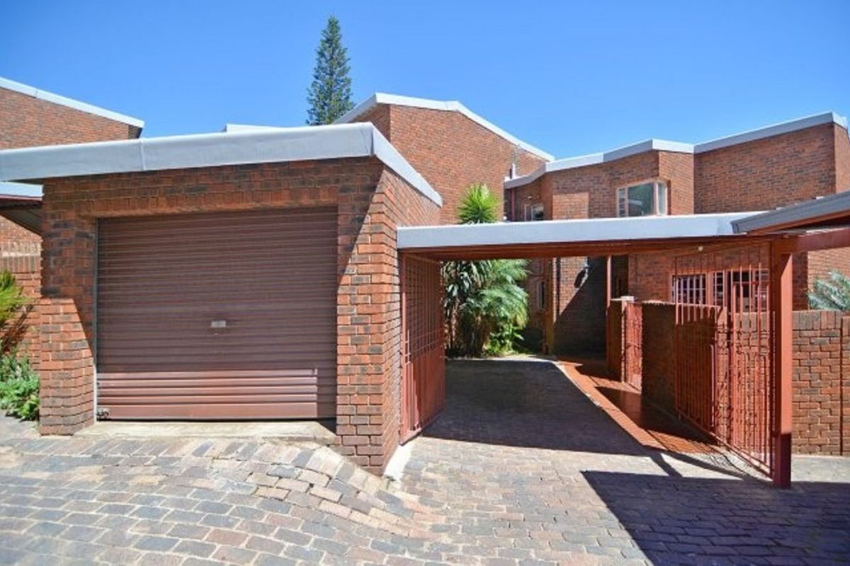 Townhouse For Sale in Constantia Kloof - Photo 2