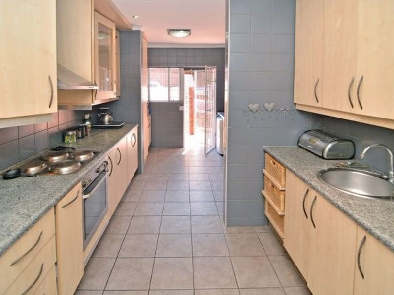 Townhouse For Sale in Constantia Kloof - Photo 3