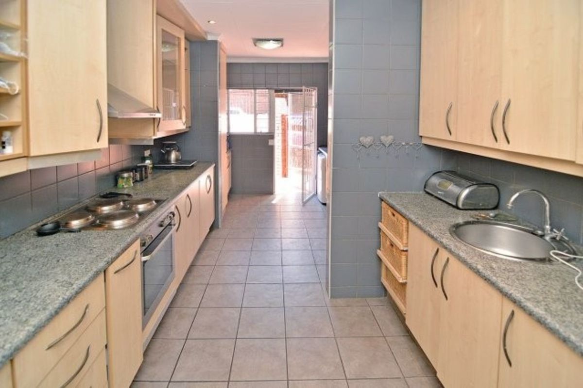 Townhouse For Sale in Constantia Kloof - Photo 3