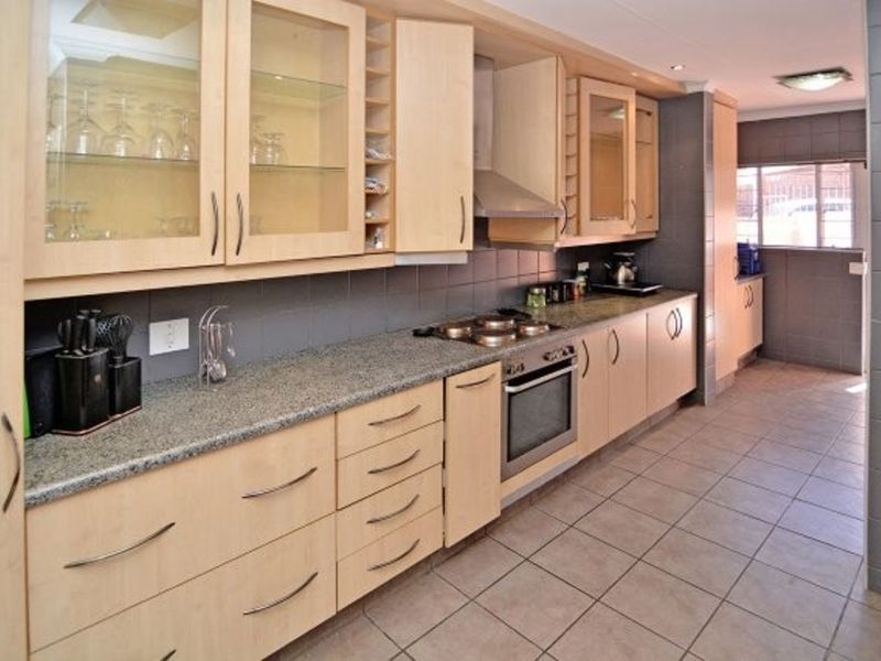 Townhouse For Sale in Constantia Kloof - Photo 4