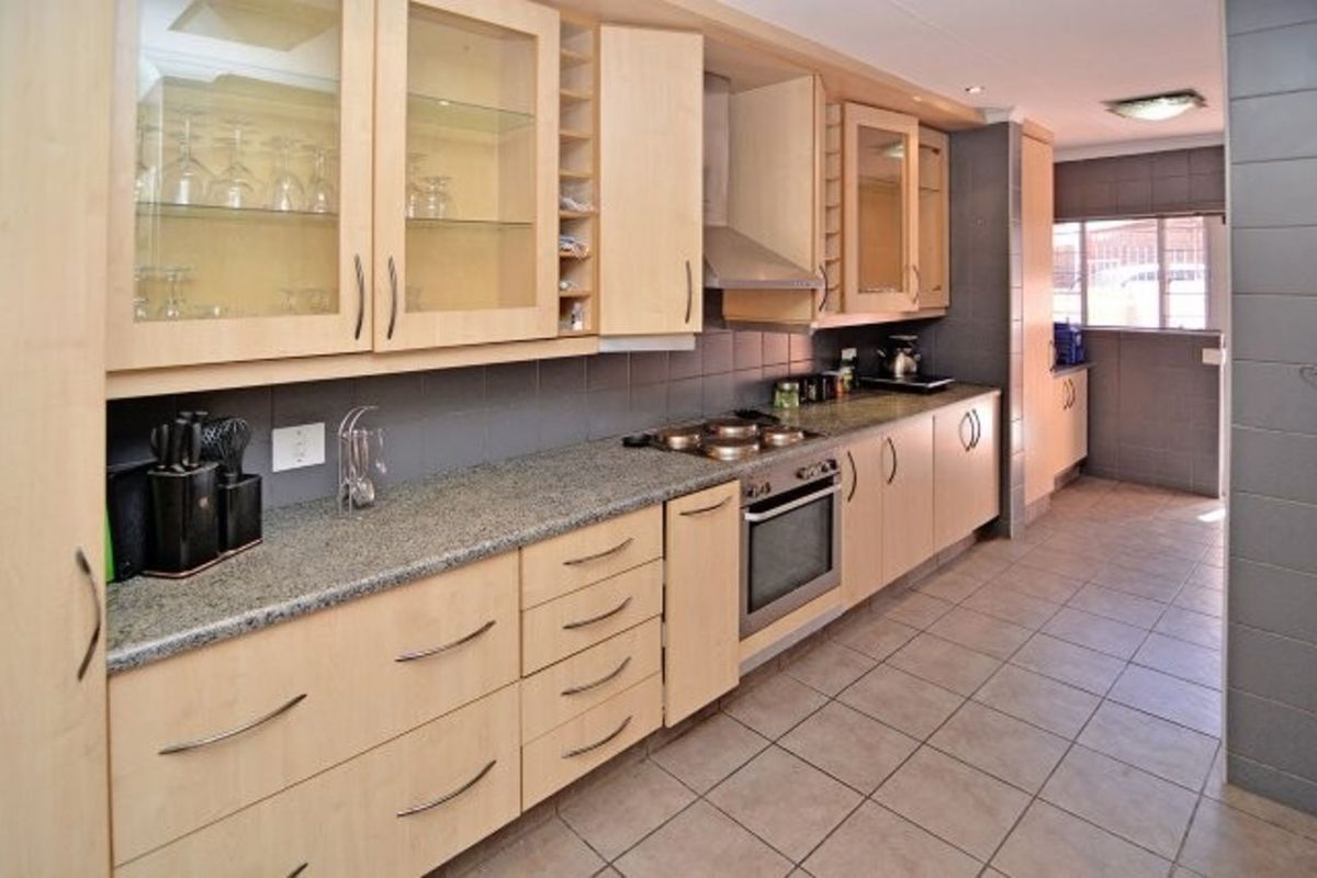 Townhouse For Sale in Constantia Kloof - Photo 4