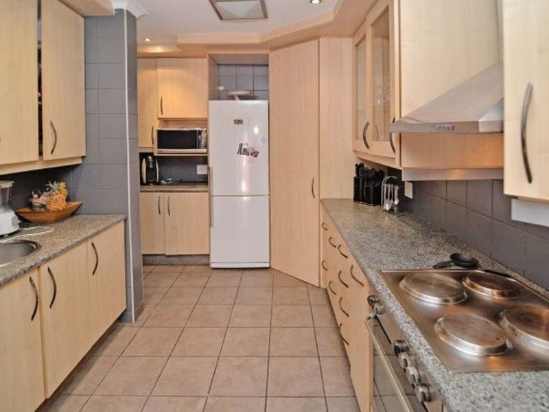 Townhouse For Sale in Constantia Kloof - Photo 5