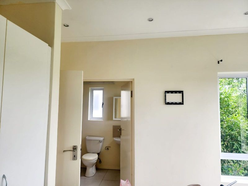 Apartment For Sale in Sheffield Beach - Photo 9