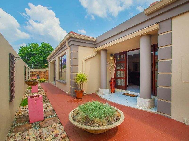 House For Sale in Ruimsig - Photo 3