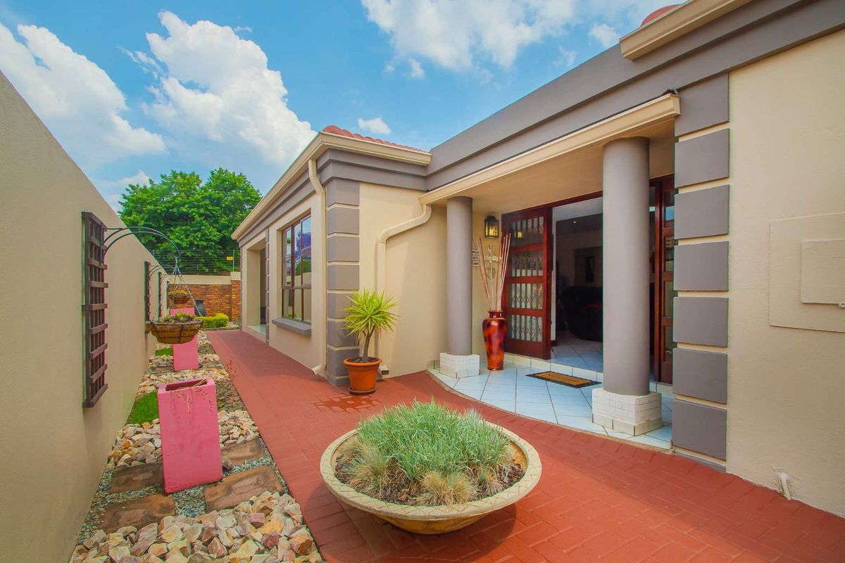 House For Sale in Ruimsig - Photo 3