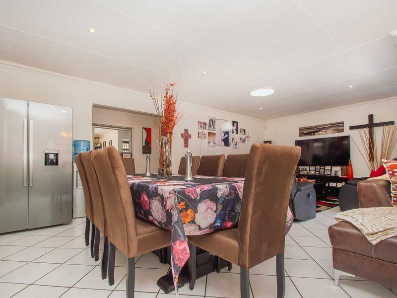 House For Sale in Ruimsig - Photo 9