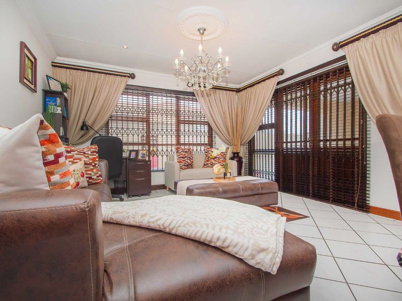 House For Sale in Ruimsig - Photo 8