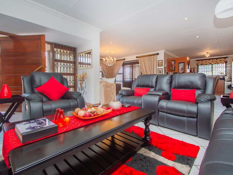 House For Sale in Ruimsig - Photo 5