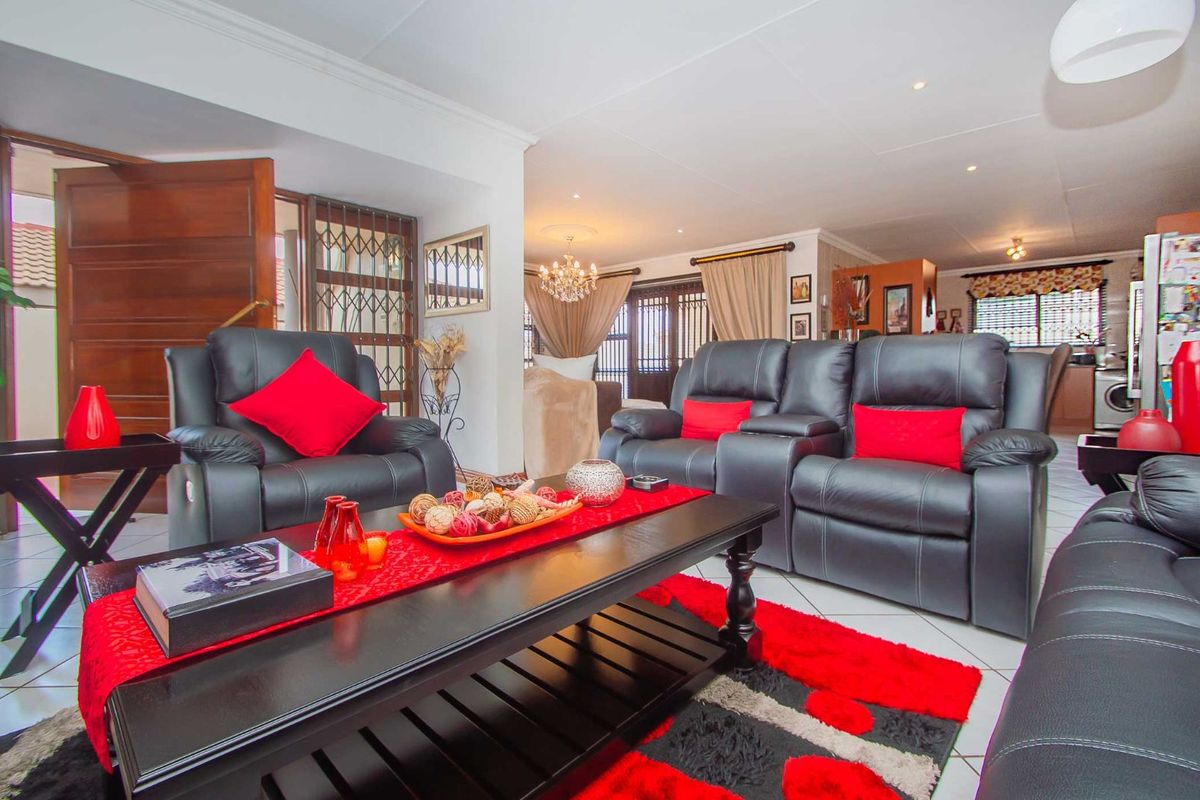 House For Sale in Ruimsig - Photo 5