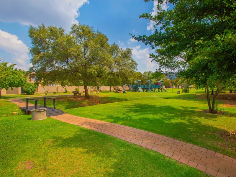 House For Sale in Ruimsig - Photo 4