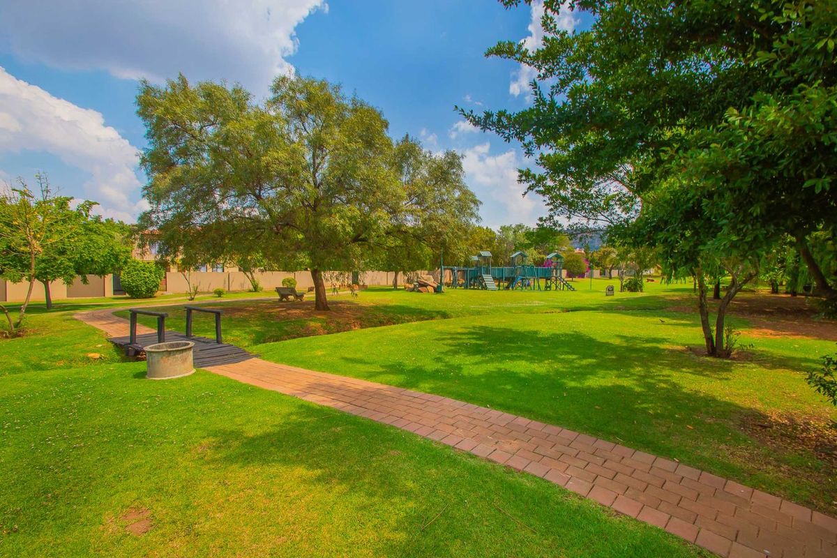 House For Sale in Ruimsig - Photo 4