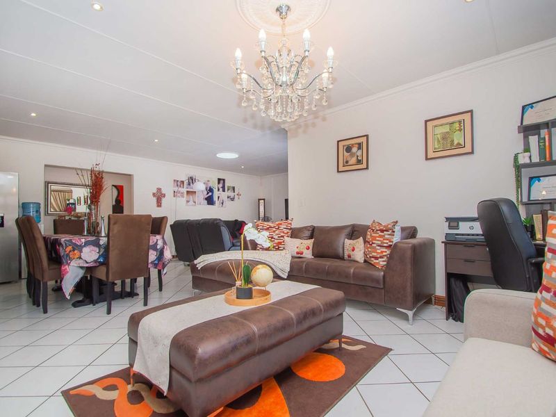 House For Sale in Ruimsig - Photo 7