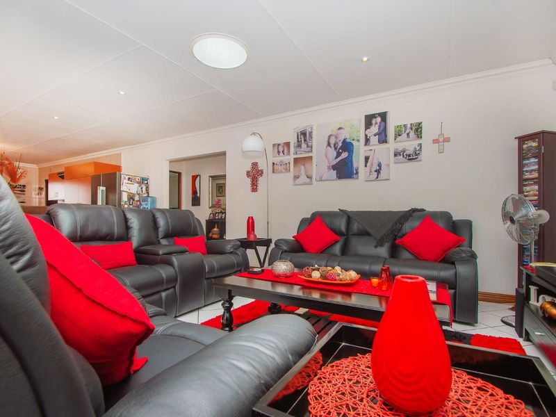 House For Sale in Ruimsig - Photo 6