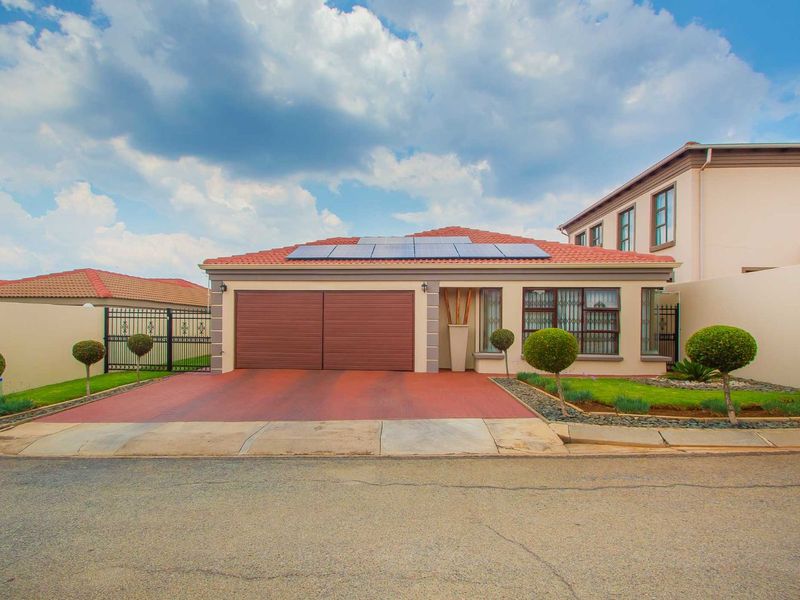 House For Sale in Ruimsig - Photo 2