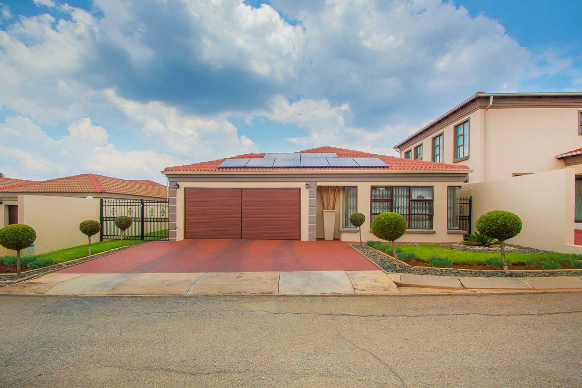 House For Sale in Ruimsig - Photo 2