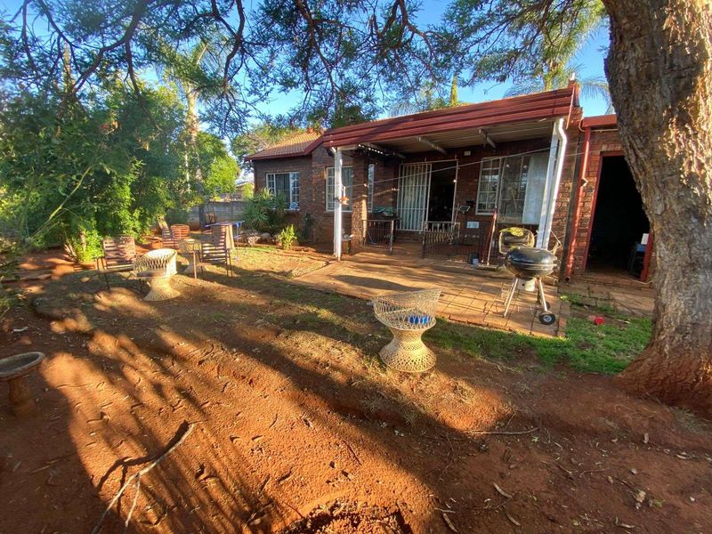Townhouse For Sale in Garsfontein - Photo 4